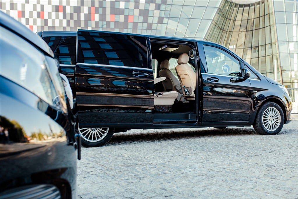 Grupa podróżująca komfortowym vanem